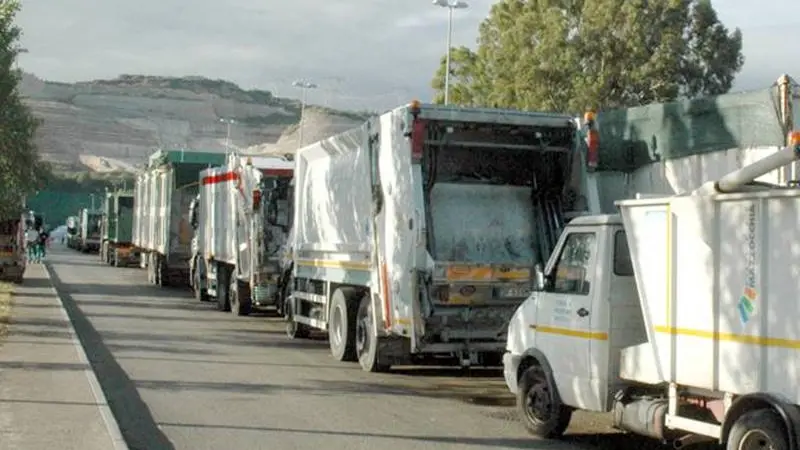SAL - 09 06 2011 STIR ex CDR isola ecologica di Battipaglia nella foto l ingresso del sito STIR occupato da circa 120 autocarri carichi impossibilitati a scaricare (Foto Tanopress)