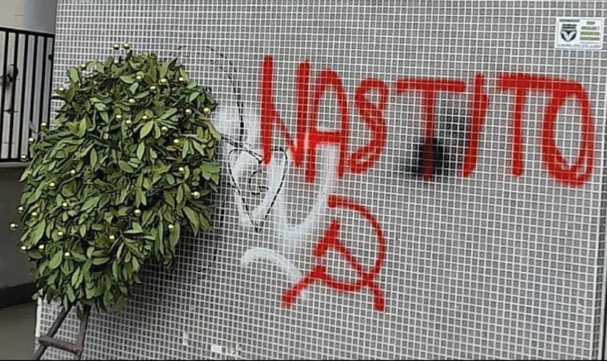 Cosenza, scritte inneggianti a Tito sul monumento alle vittime delle foibe