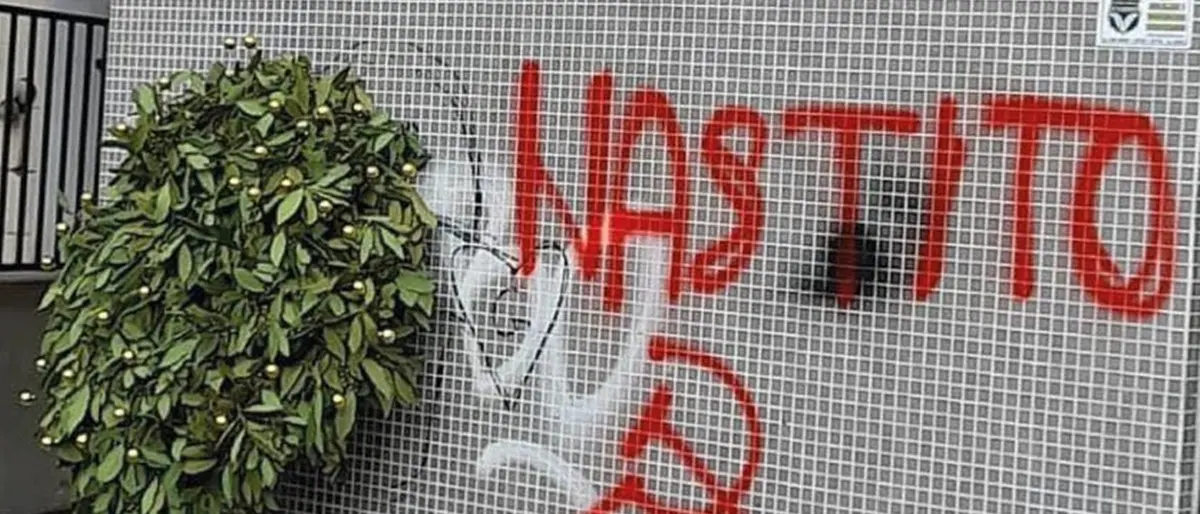 Cosenza, scritte inneggianti a Tito sul monumento alle vittime delle foibe