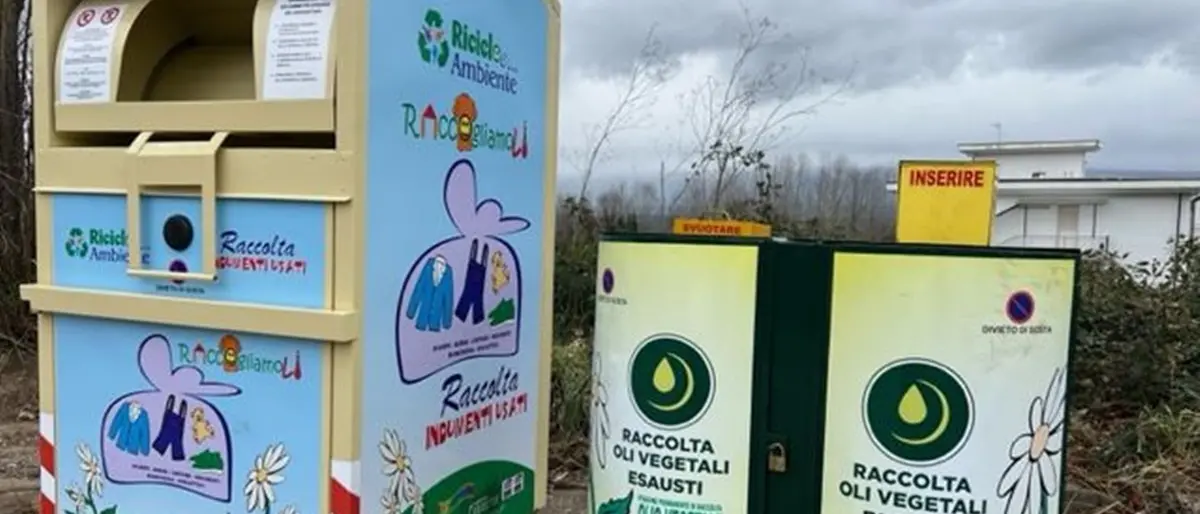 Jonadi, l'opposizione incalza il sindaco Signoretta sulla rimozione dei raccoglitori di scarpe e abiti usati