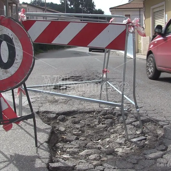 Vibo città groviera: le strade del capoluogo sono un’insidia costante, automobilisti esasperati - Video
