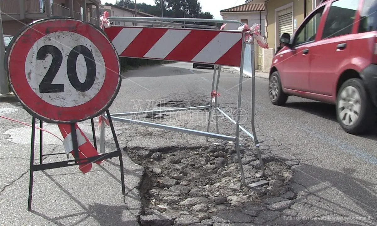 Vibo città groviera: le strade del capoluogo sono un’insidia costante, automobilisti esasperati - Video