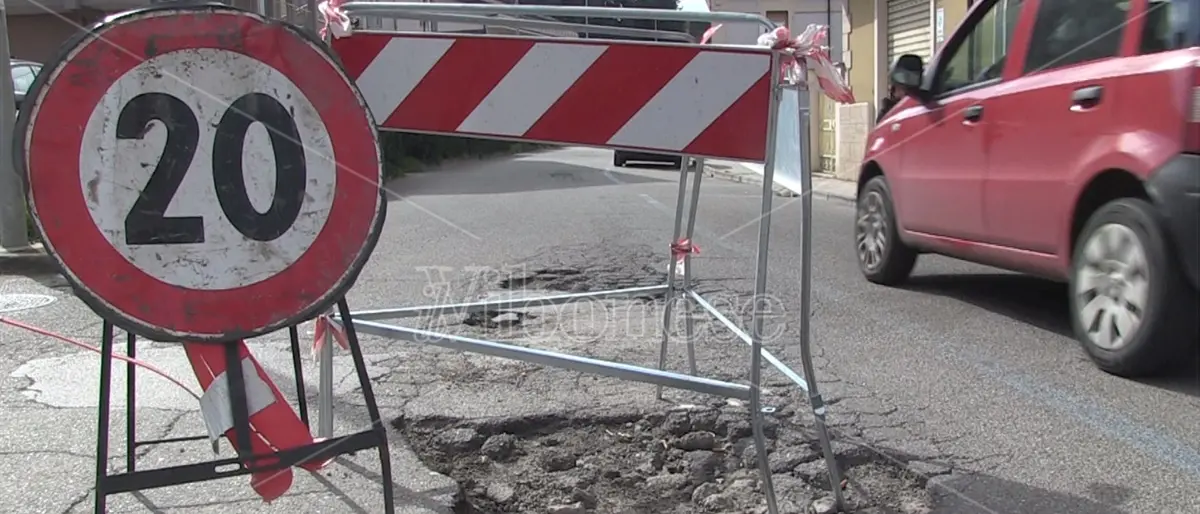 Vibo città groviera: le strade del capoluogo sono un’insidia costante, automobilisti esasperati - Video