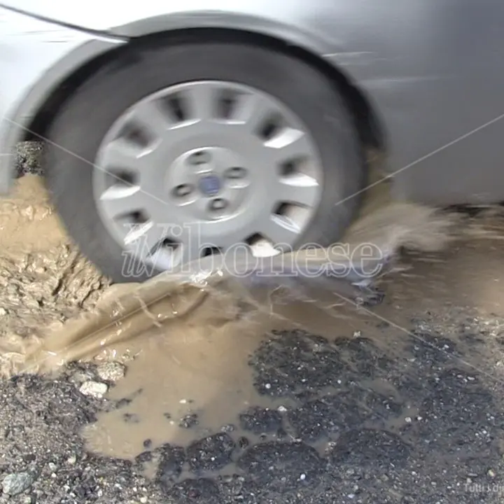 Buche a Vibo: il Comune corre ai ripari, «Lunedì partono i primi lavori di riparazione» - Video
