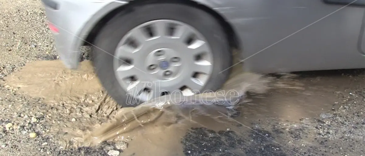 Buche a Vibo: il Comune corre ai ripari, «Lunedì partono i primi lavori di riparazione» - Video