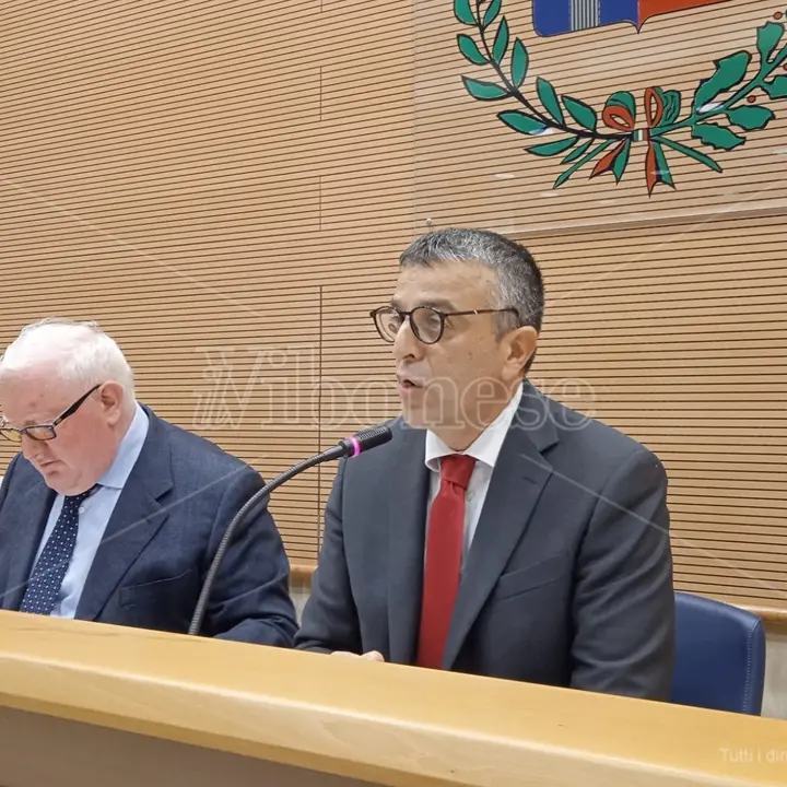 Il presidente della Provincia di Vibo saluta il prefetto Lulli e dà il benvenuto a Paolo Grieco