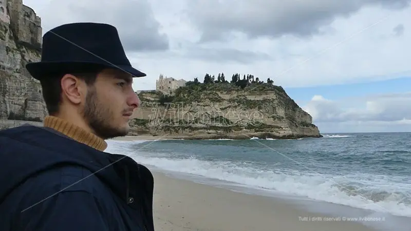 Antonio Il Grande, il cantautore di Tropea che viaggia spedito su Youtube - Video