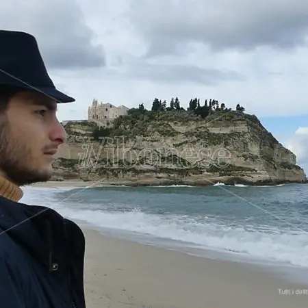 Antonio Il Grande, il cantautore di Tropea che viaggia spedito su Youtube - Video