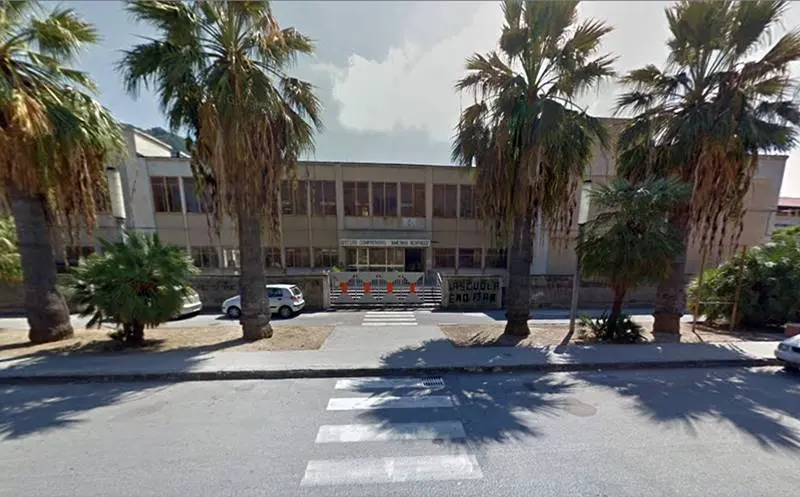 Vibo Marina, l’Amerigo Vespucci riparte e gli alunni danno il benvenuto - Video