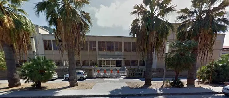 Vibo Marina, l’Amerigo Vespucci riparte e gli alunni danno il benvenuto - Video