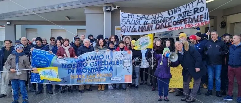 Solo un medico e un infermiere in servizio di notte all’ospedale di Serra: «Situazione insostenibile, diritti negati»