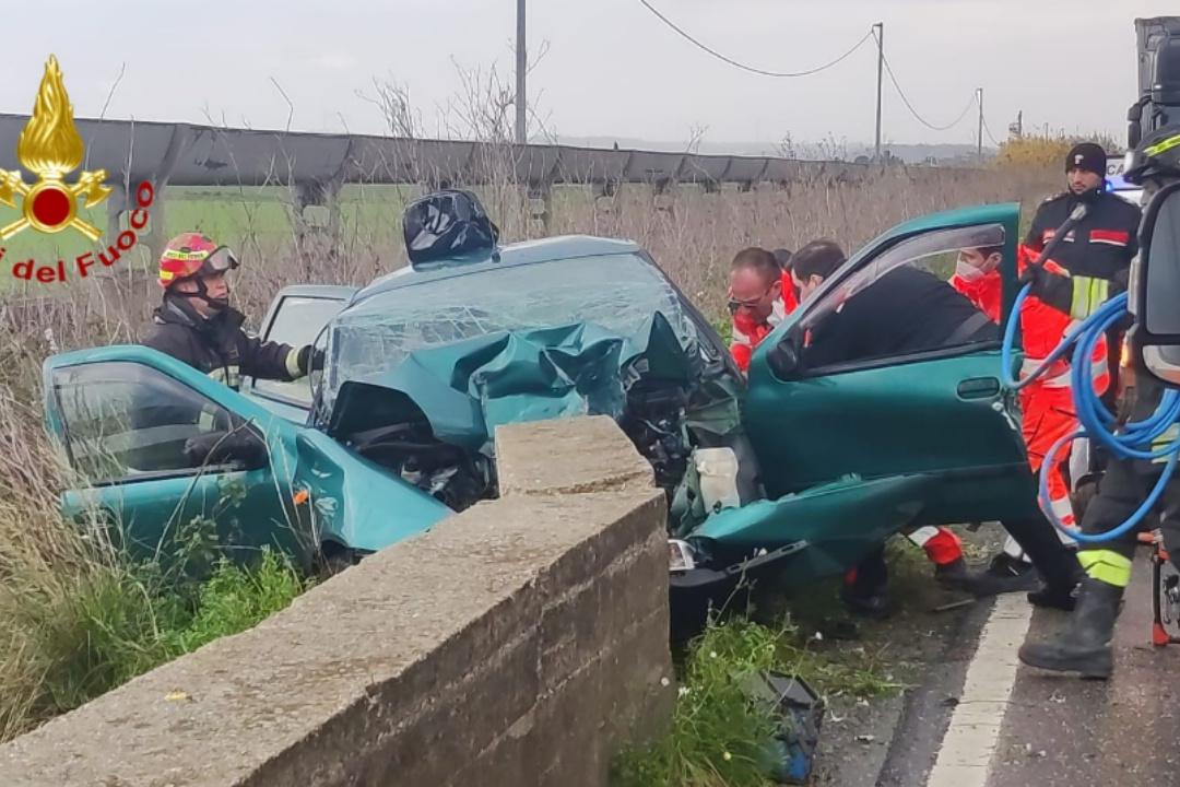 Grave incidente sulla statale 106 a Crotone, auto contro un muretto ...