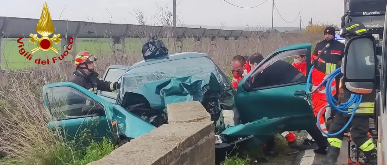 Grave incidente sulla statale 106 a Crotone, auto contro un muretto: due feriti