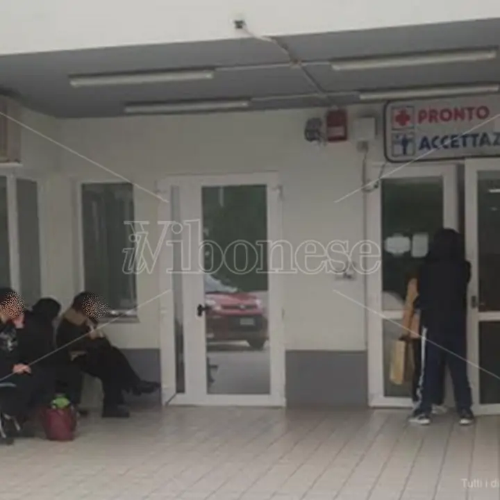 Ospedale di Tropea, niente sala d’attesa al pronto soccorso: pazienti in fila all’aperto