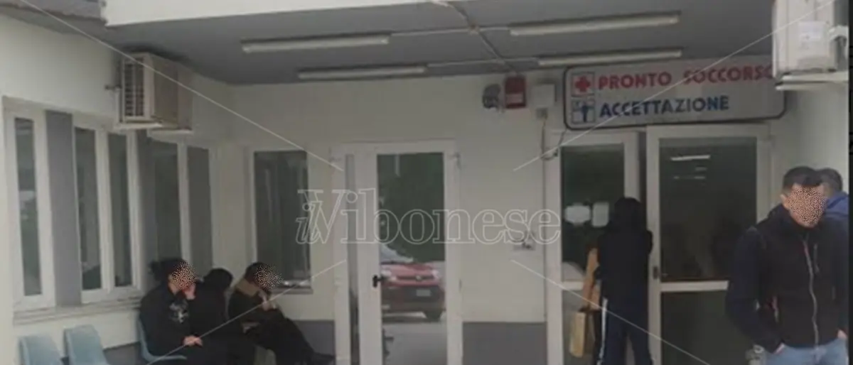 Ospedale di Tropea, niente sala d’attesa al pronto soccorso: pazienti in fila all’aperto