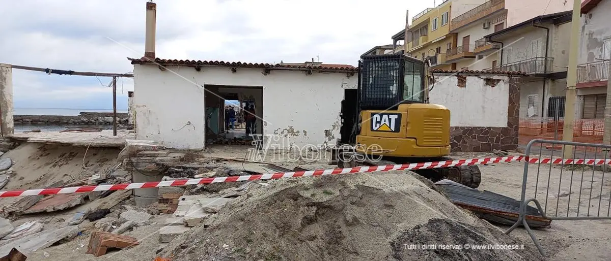 Chiosco Azzurro a Vibo Marina, al via le operazioni per la demolizione