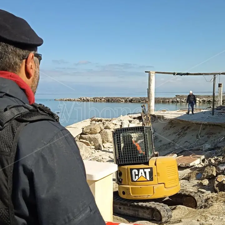 Demolita il Chiosco Azzurro, Falvo: «Simbolo dello scempio ambientale» - Video