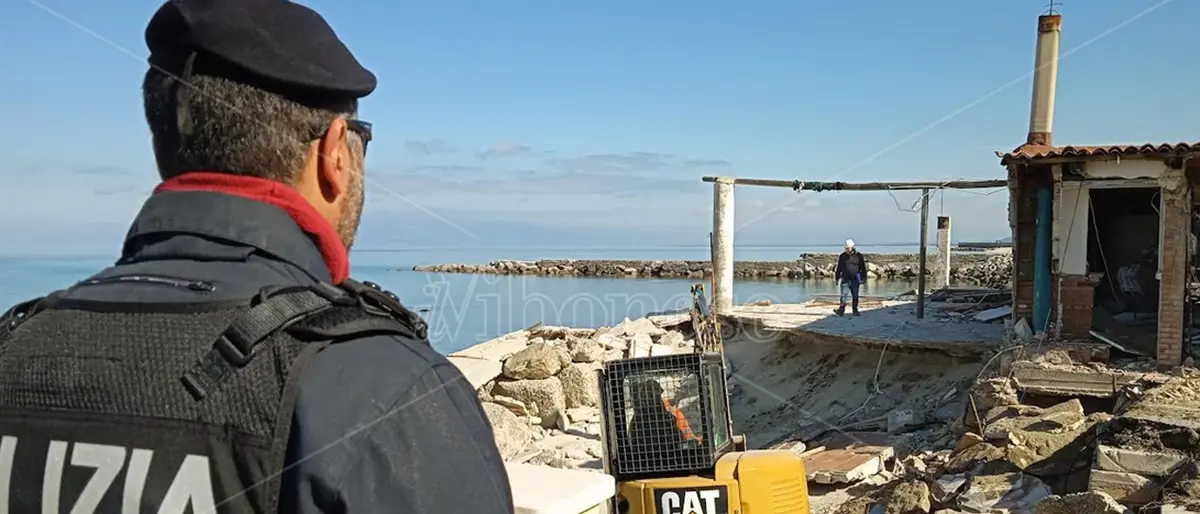 Demolita il Chiosco Azzurro, Falvo: «Simbolo dello scempio ambientale» - Video