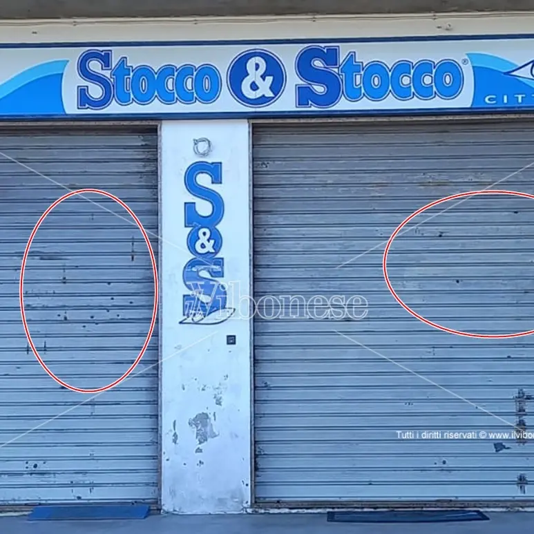 Colpi di pistola a Vibo contro le saracinesche di “Stocco & Stocco”, indagini in corso
