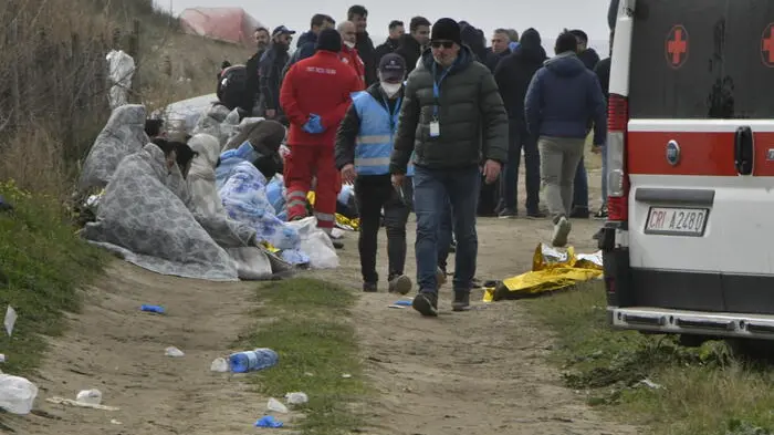 E\\' di 30 morti il bilancio, ancora provvisorio, dei morti durante uno sbarco di migranti a Cutro, nel Crotonese. Ai cadaveri trovati sulla spiaggia, in localit\\u00E0 \"Steccato\", si aggiungono, infatti, quelli trovati in mare che devono ancora essere recuperati, 26 febbraio 2023. Sul posto, insieme ai carabinieri ed alla polizia, ci sono la Guardia di finanza, la Guardia costiera ed i vigili del fuoco. ANSA/GIUSEPPE PIPITA , ANSA