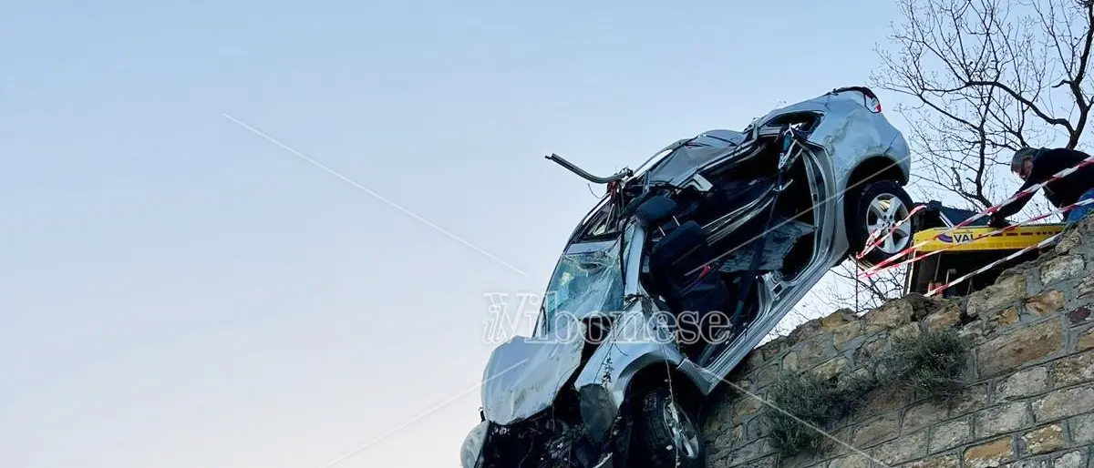 Pauroso incidente nel Reggino: auto precipita in un dirupo alto dieci metri
