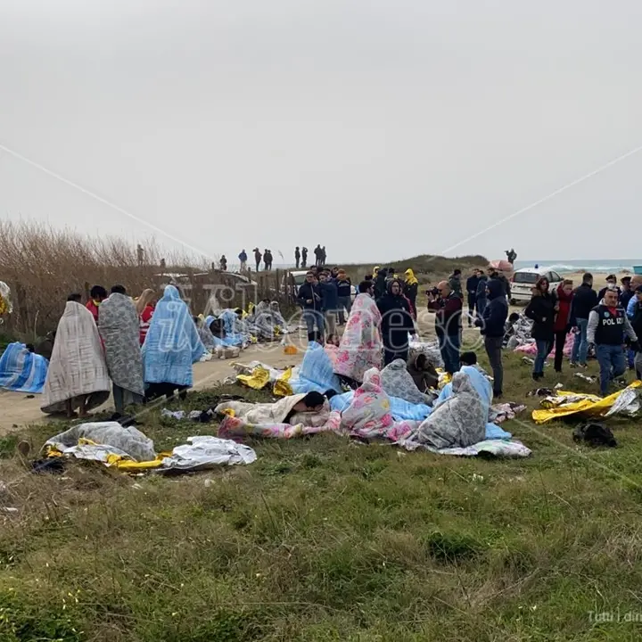 Migranti, Parole e Fatti | Il sindaco di Mileto: «Immagini strazianti di umanità che si perde per strada»
