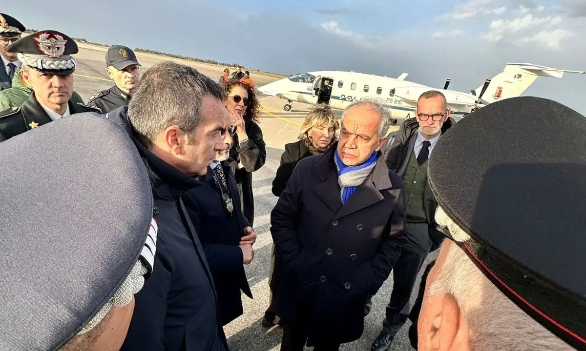 Il ministro dell'Interno Piantedosi a Crotone nei luoghi del naufragio