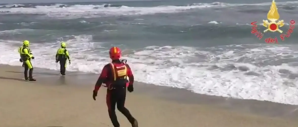 Cutro, recuperato un altro corpo in mare: le vittime del naufragio ora sono 88