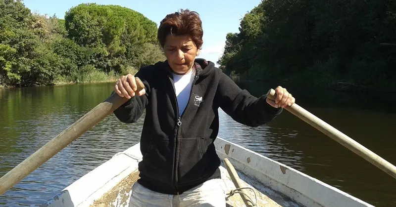 La coprono di insulti perché regala la sua casa di Joppolo ai migranti - Video