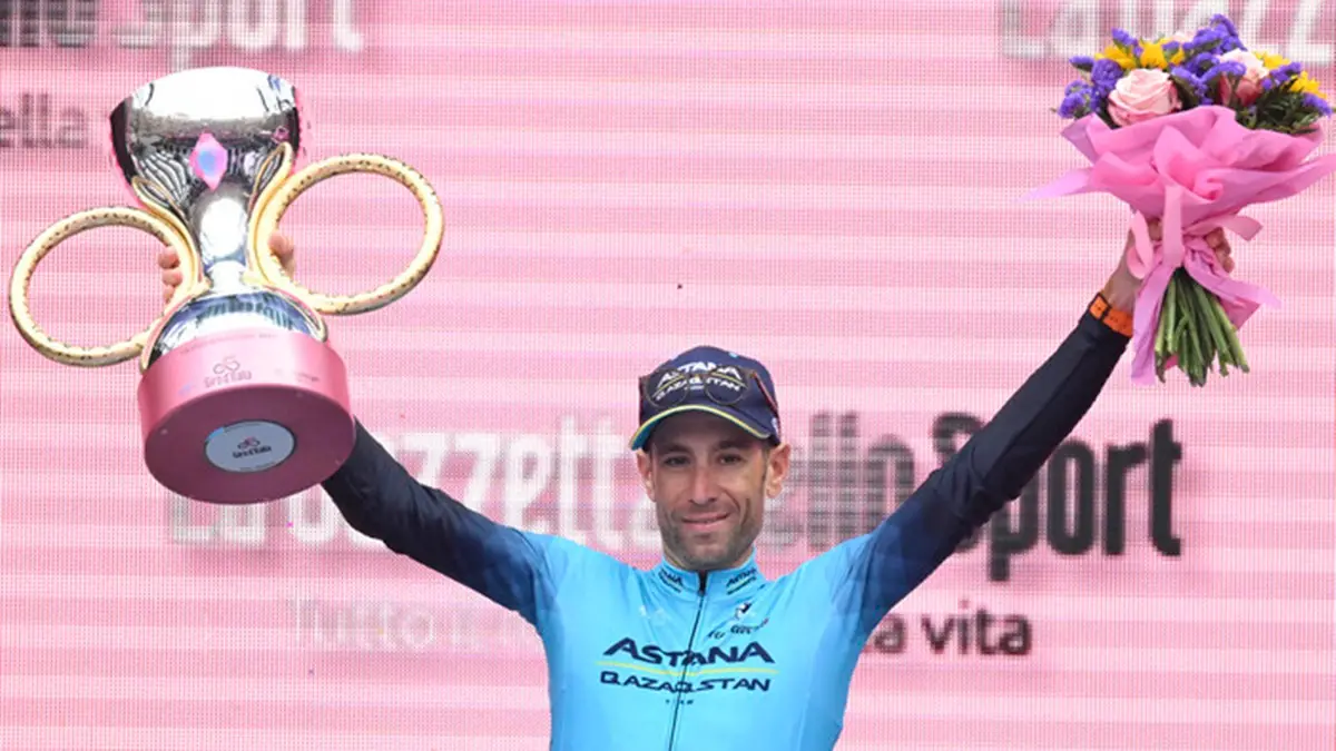 Italian rider Vincenzo Nibali of Astana team, celebrates on podium of the 105th Giro d\\'Italia 2022 cycling tour, Verona (Arena), Italy, 29 May 2022. ANSA/MAURIZIO BRAMBATTI , ANSA
