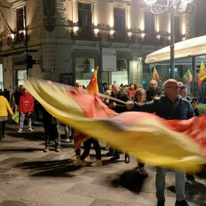 Il Catanzaro torna in serie B e in città scoppia la festa dei tifosi- Video