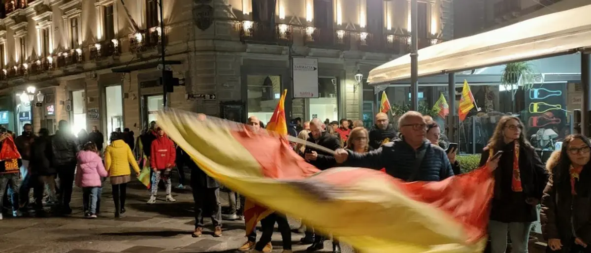 Il Catanzaro torna in serie B e in città scoppia la festa dei tifosi- Video
