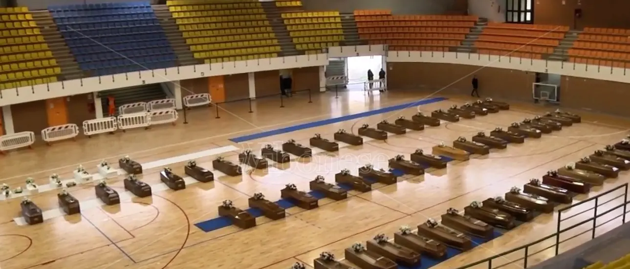 Naufragio a Crotone, aperta la camera ardente: decine di bare e dolore senza fine