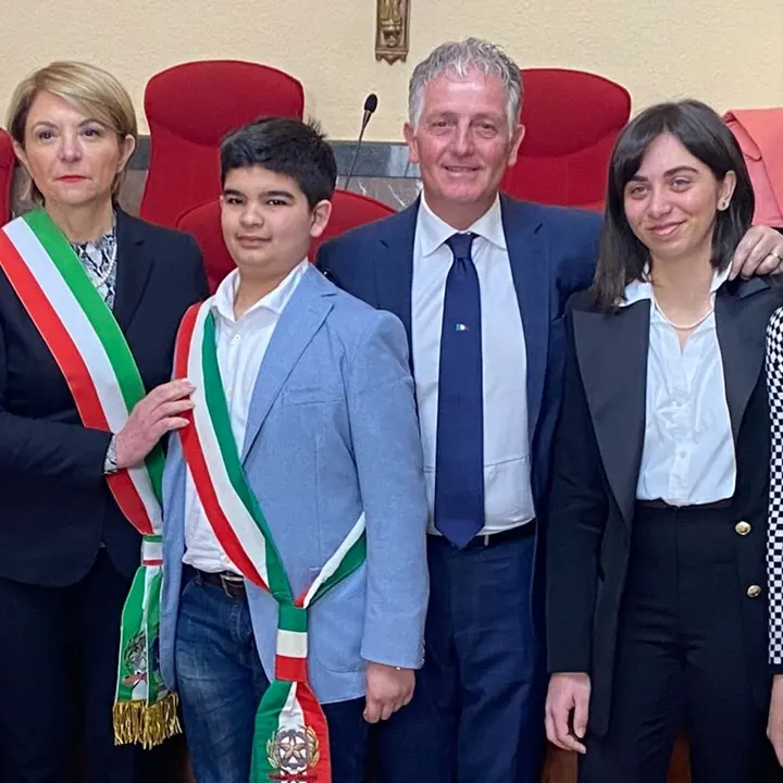 Vibo, prima seduta del Consiglio comunale dei ragazzi: eletto il baby sindaco