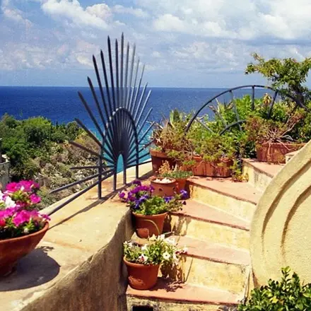 Tropea si veste di colore: torna il concorso Finestre, balconi e vicoli fioriti