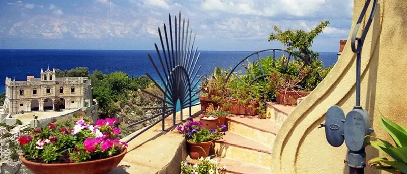 Tropea si veste di colore: torna il concorso Finestre, balconi e vicoli fioriti