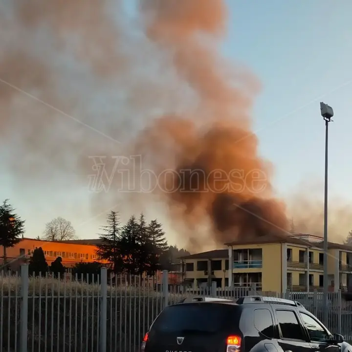 Vibo, incendio all'interno della scuola Murmura - Video