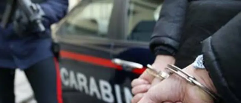 Rissa in spiaggia tra famiglie a Le Cannella: sette feriti e due arresti\n