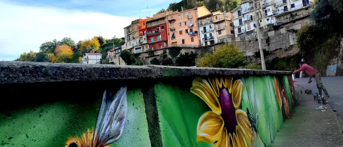 Arena, realizzato il murales più lungo d'Italia. Il sindaco: «Capolavoro che omaggia la bellezza del borgo»