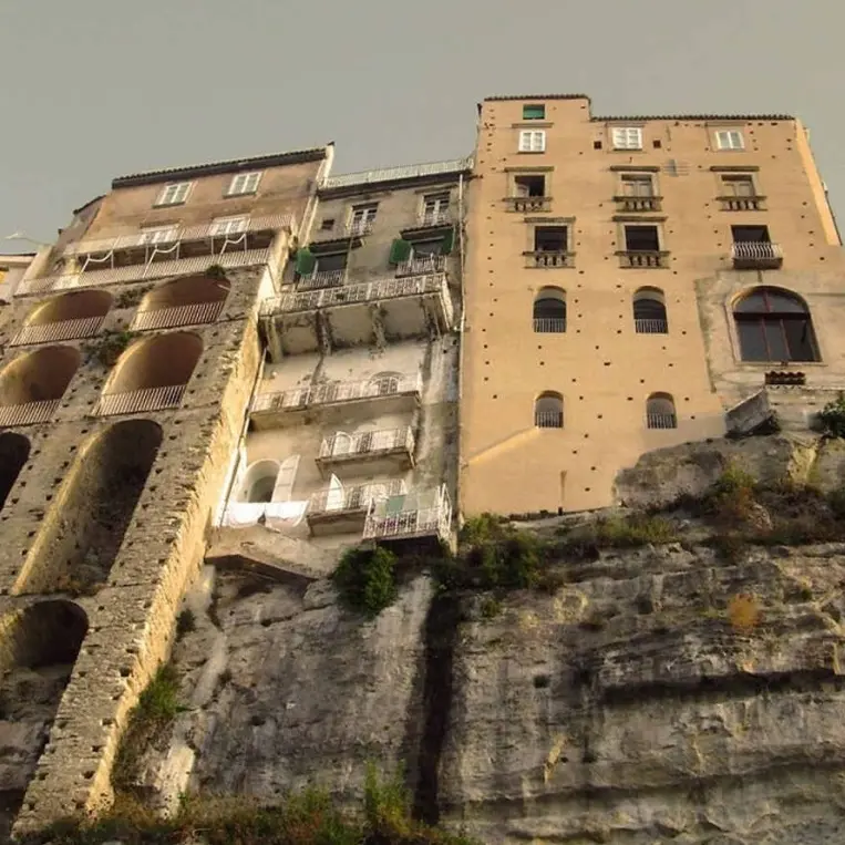 Tropea tra fragilità del territorio e cedimenti dalla rupe, Piserà interroga il sindaco