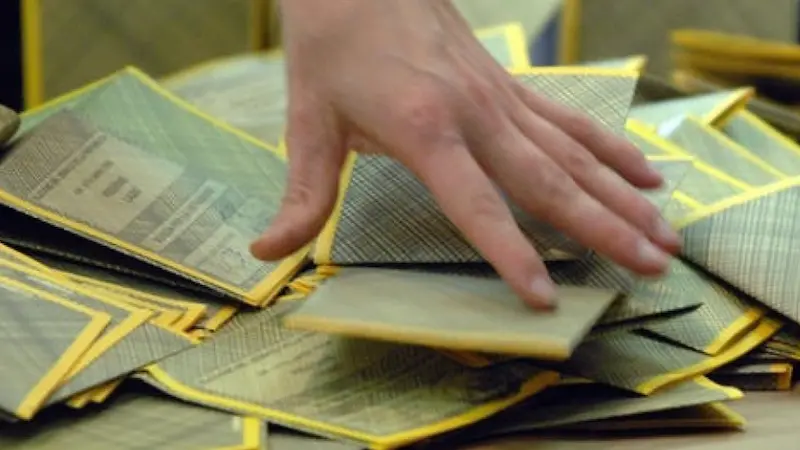 14/04/2008 ELEZIONI POLITICHE 2008 SI VUOTA UN\\'URNA DOPO LA CHIUSURA DI UN SEGGIO SCHEDE ELETTORALI \\u00A9 MIMMO CHIANURA / AGF , Mimm0 Chianura