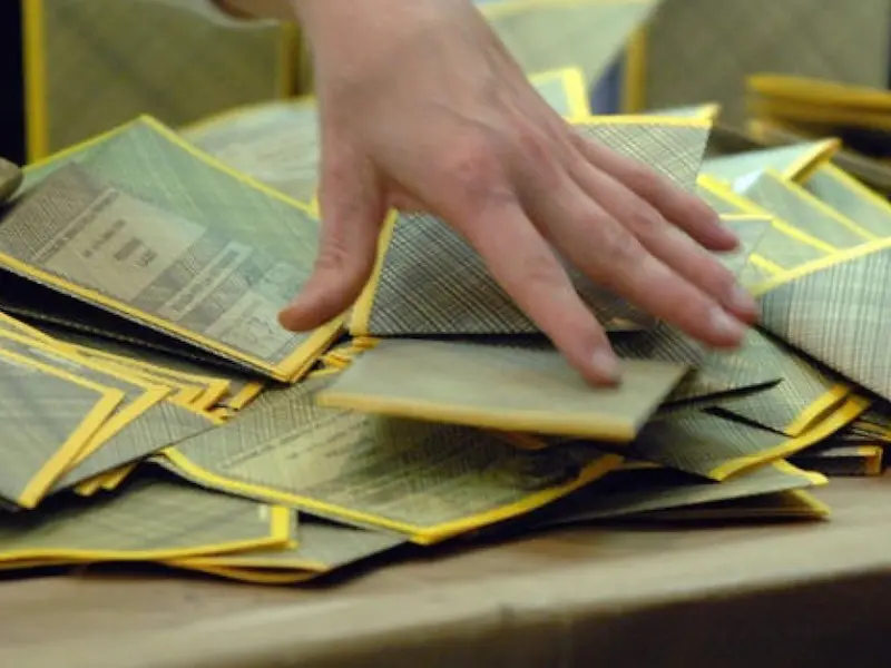 14/04/2008 ELEZIONI POLITICHE 2008 SI VUOTA UN'URNA DOPO LA CHIUSURA DI UN SEGGIO SCHEDE ELETTORALI © MIMMO CHIANURA / AGF