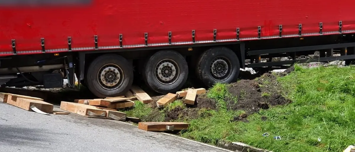 Camion bloccato nei tornanti della statale delle Serre, traffico in tilt a Gerocarne