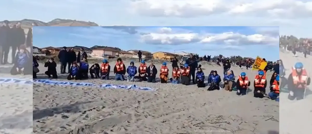 Naufragio Cutro: migliaia in ginocchio dopo il recupero della 76ma vittima -Video