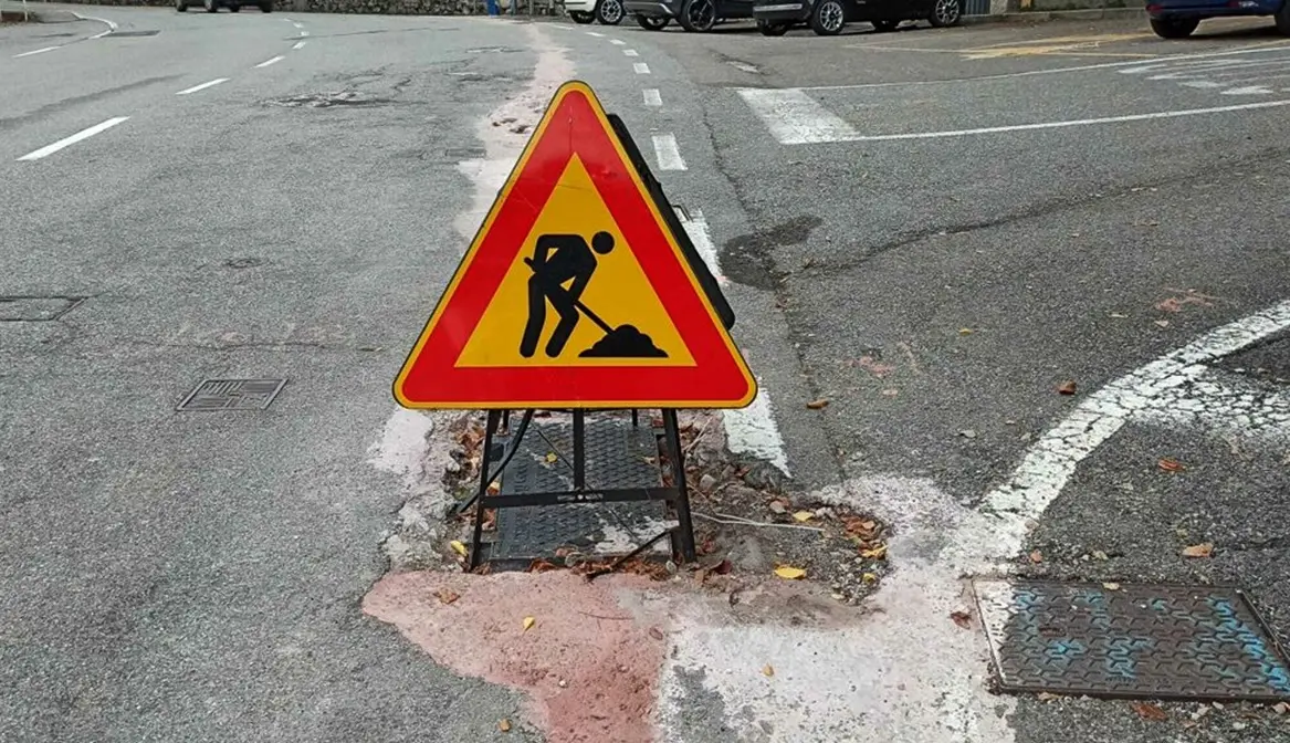 Strade distrutte a Vibo, la giunta: «Colpa del passaggio di fibra e metano»