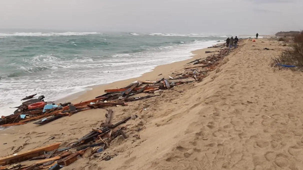 Le ricerche dei dispersi del naufragio del barcone carico di migranti sulla spiaggia di Steccato di Cutro, 27 febbraio 2023. ANSA/ ALESSANDRO SGHERRI , ANSA