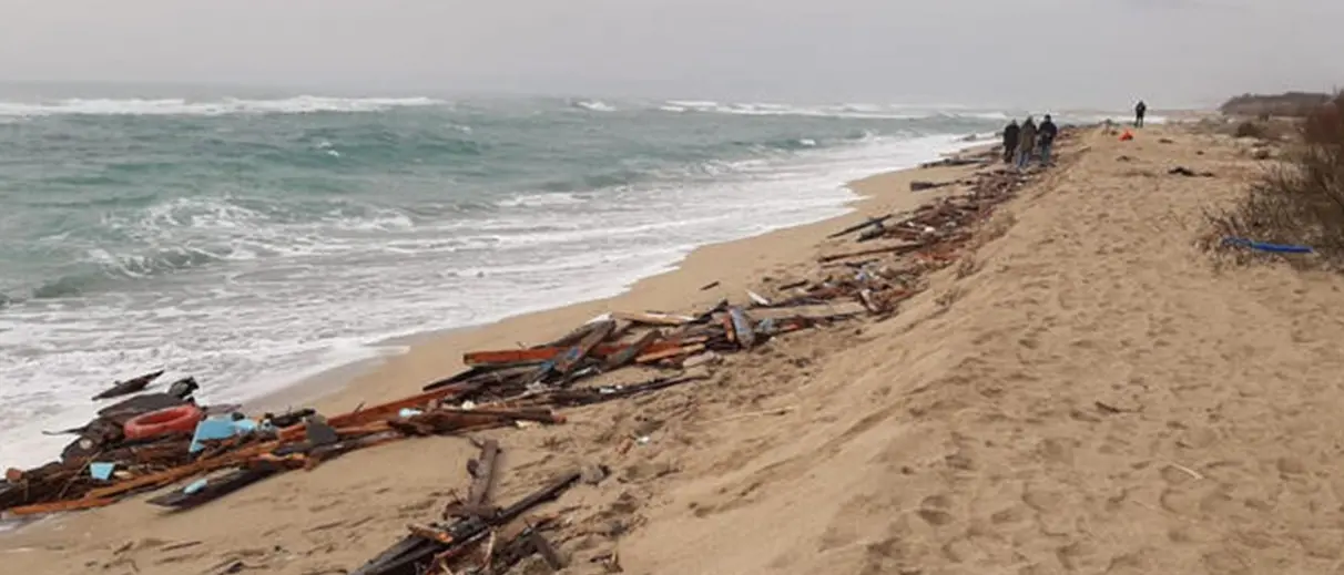 Naufragio a Cutro: trovato corpo su una spiaggia, è la 92esima vittima