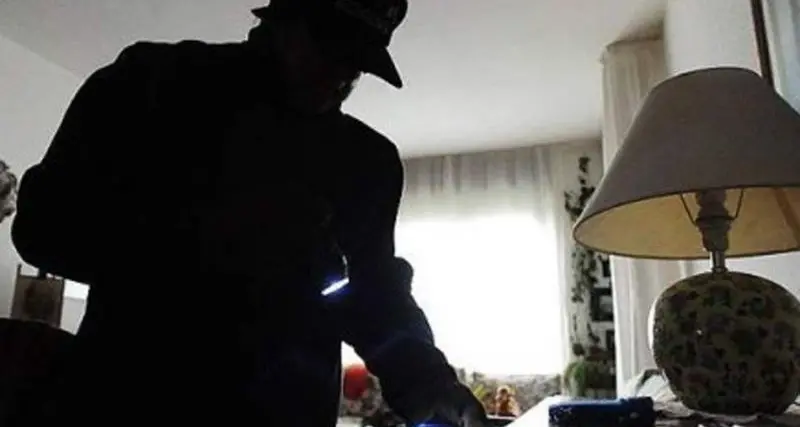 Sorpreso mentre ruba in un appartamento, 47enne arrestato dalla Polizia a Paola\n