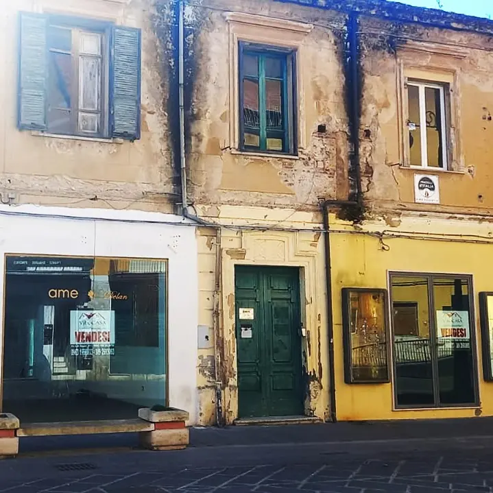 Corso Vittorio Emanuele III a Vibo tra saracinesche abbassate e una desertificazione già in atto