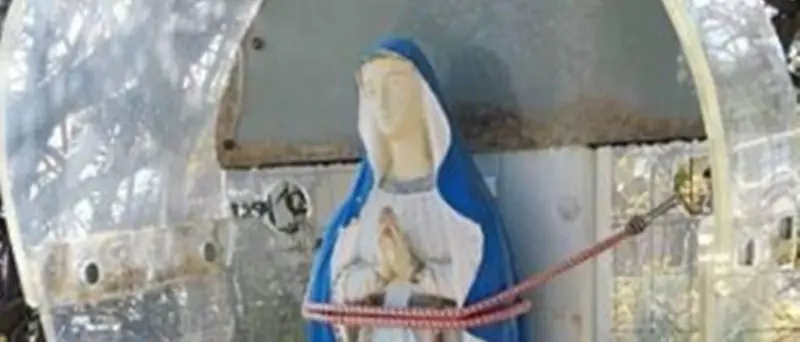 In linea con… la Madonna: e la cabina telefonica diventò edicola votiva